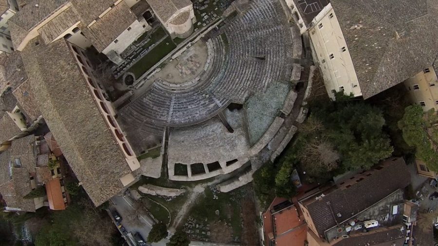 <!--:it-->Visita guidata SPOLETO CARD | SPOLETIUM IN SCENA - Visita guidata tematica al Teatro Romano<!--:--><!--:en-->SPOLETO CARD guided tour | SPOLETIUM ON STAGE - Thematic guided tour of the Roman Theatre<!--:--> @ Museo Archeologico Nazionale - Teatro Romano di Spoleto